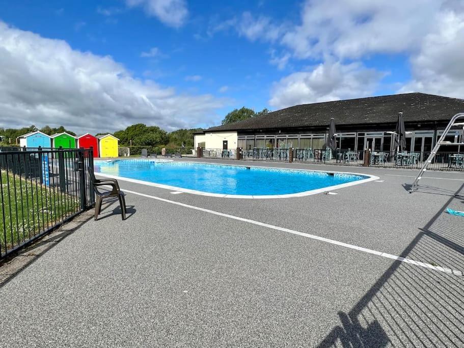 Villa Waters Edge, Hoburne Cotswolds South Cerney Exterior foto