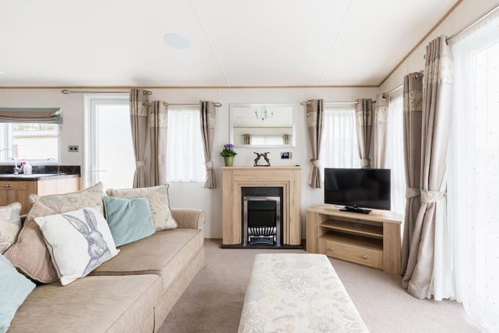 Villa Waters Edge, Hoburne Cotswolds South Cerney Exterior foto