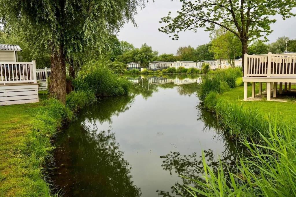 Villa Waters Edge, Hoburne Cotswolds South Cerney Exterior foto