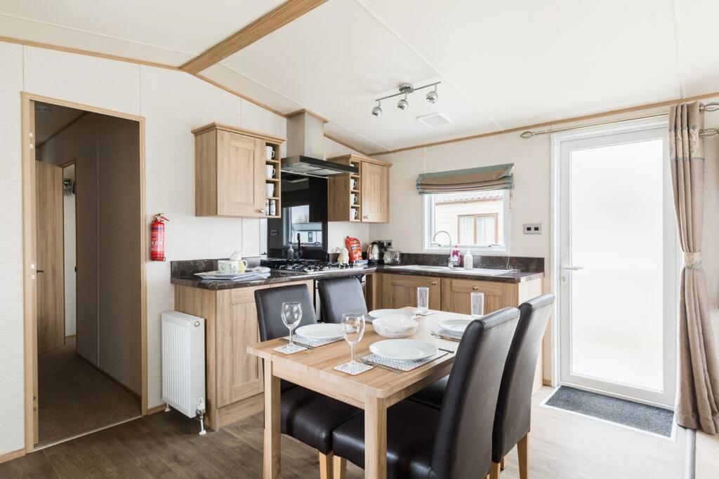 Villa Waters Edge, Hoburne Cotswolds South Cerney Exterior foto