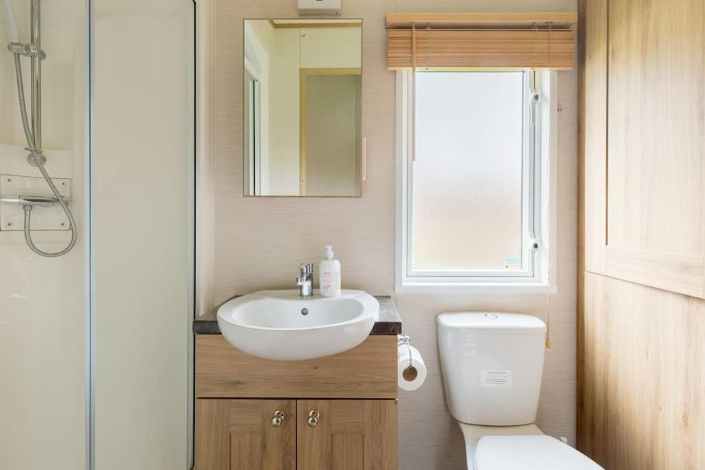 Villa Waters Edge, Hoburne Cotswolds South Cerney Exterior foto