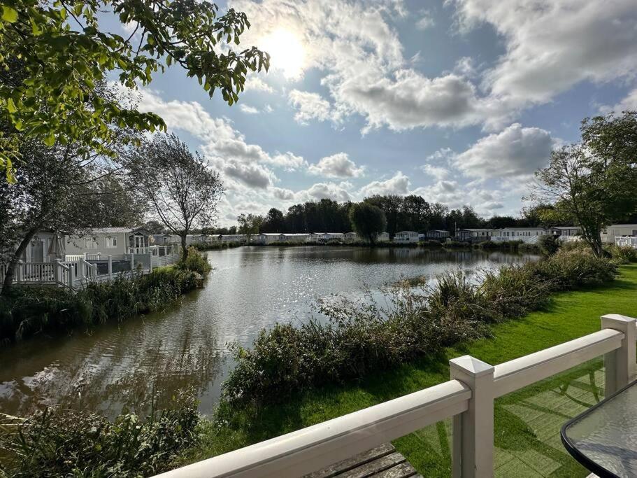 Villa Waters Edge, Hoburne Cotswolds South Cerney Exterior foto