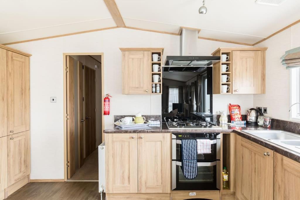 Villa Waters Edge, Hoburne Cotswolds South Cerney Exterior foto